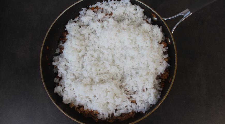 Фото приготовления рецепта: Тушеный рис с фаршем, шаг №6