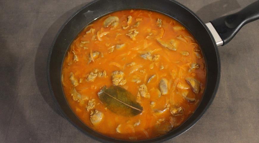 Фото приготовления рецепта: Тушеная печень с томатной пастой, шаг №4