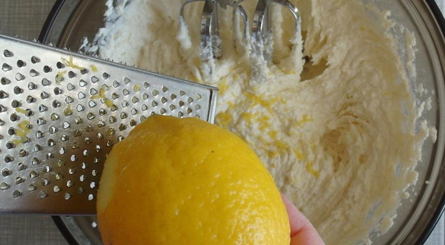 Натрите цедру лимона для вишневого пирога