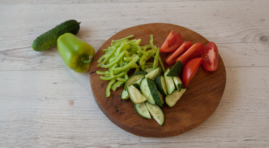 Греческий салат с фетаксой, нарежьте овощи