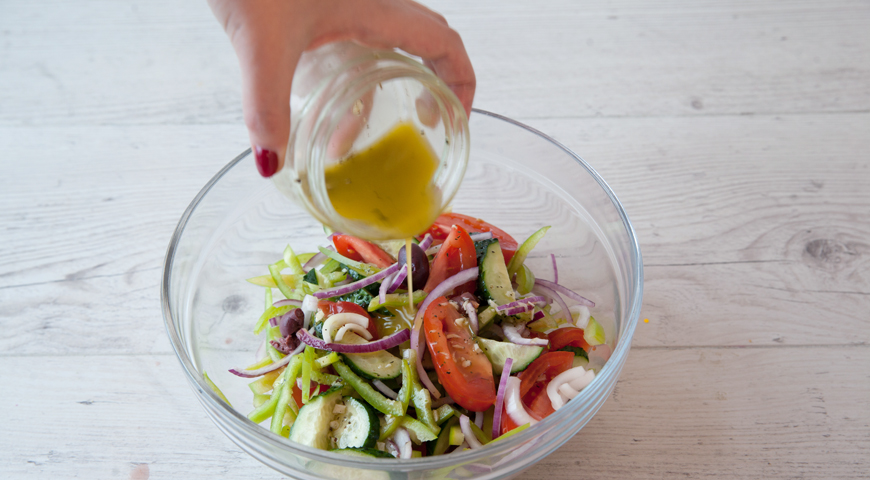 Греческий салат с фетаксой, добавьте соус