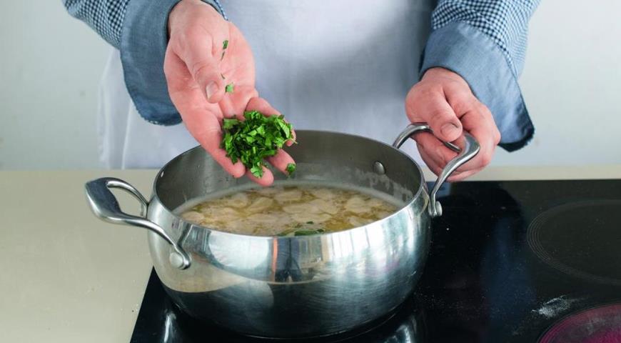 Фото приготовления рецепта: Молочный суп с клецками , шаг №5