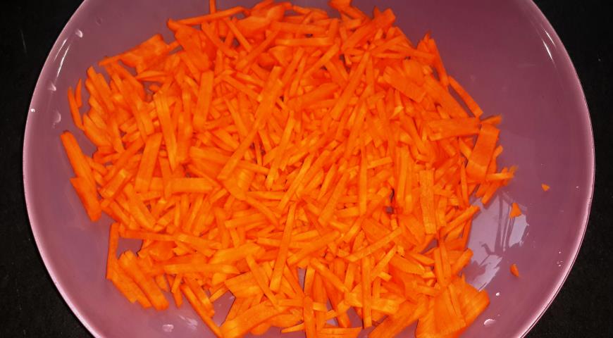 Нарезаем морковь для приготовления постного салата