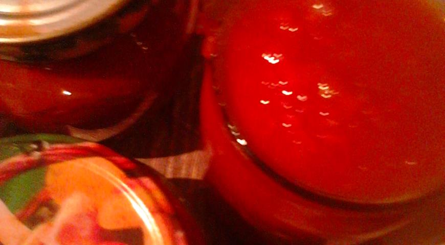 Разложить сливово-томатный кетчуп по стерилизованным банкам и закрыть крышкой