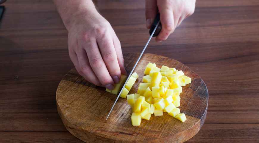 Суп гороховый на мясном бульоне. Нарезаем картофель кубиками.