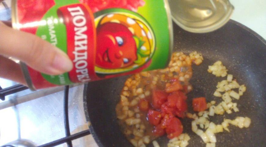 Обжариваем лук и добавляем томатную пасту
