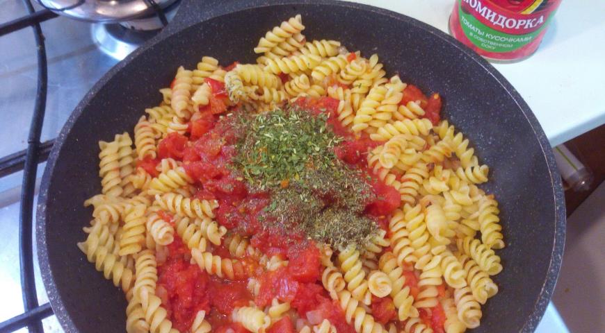 Добавляем макароны к томатной пасте и луку
