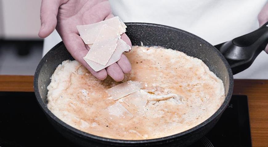 Фото приготовления рецепта: Омлет с сыром на сковороде, шаг №6