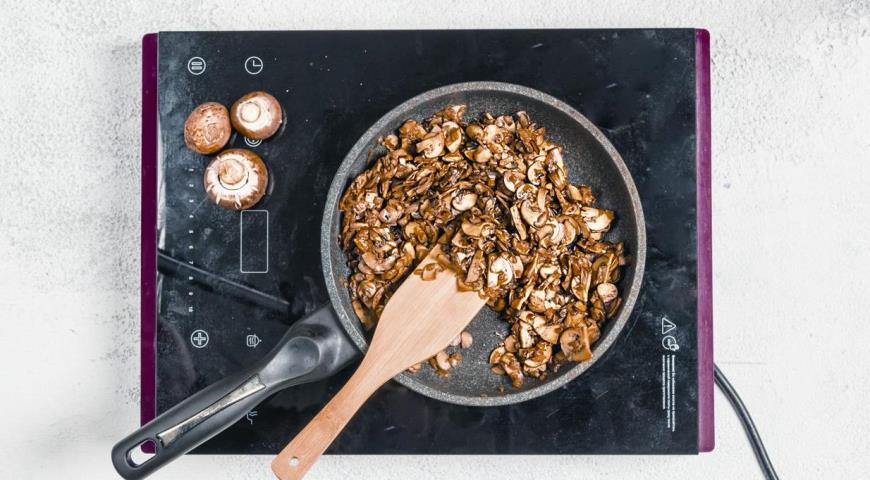 Фото приготовления рецепта: Постные пирожки с картошкой и грибами, шаг №4