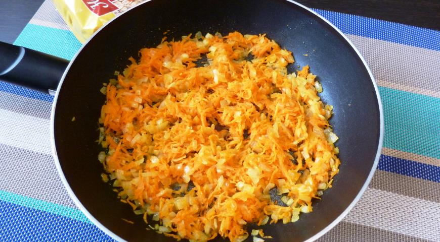 Обжарить мелко нарезанные лук и морковь до мягкости