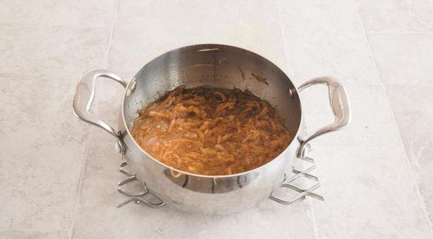Фото приготовления рецепта: Французский луковый суп, шаг №3