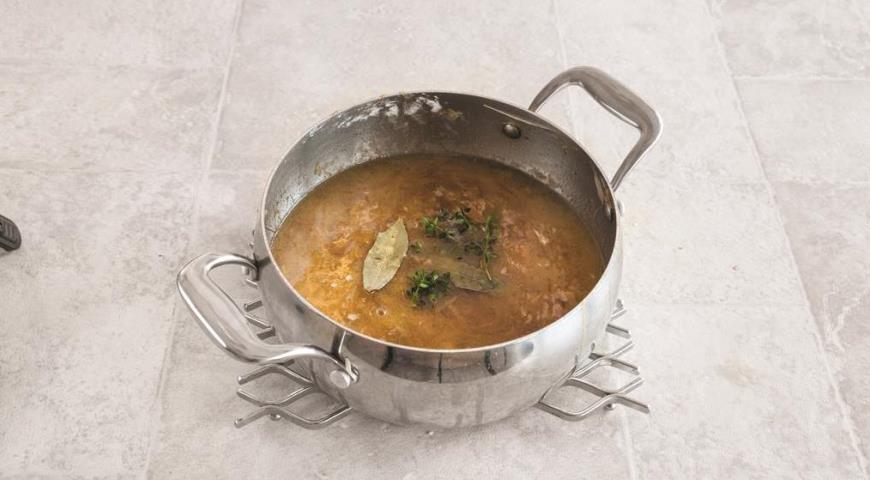 Фото приготовления рецепта: Французский луковый суп, шаг №4
