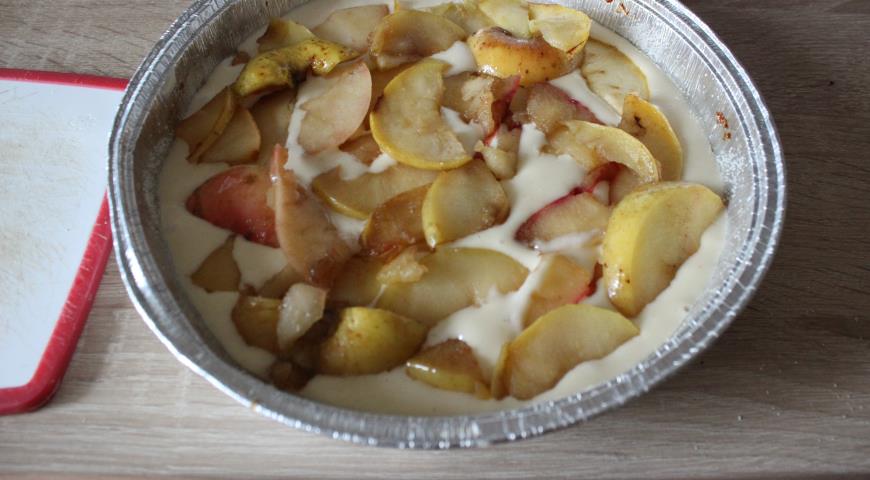 В форму для выпечки заливаем тесто и выкладываем яблоки