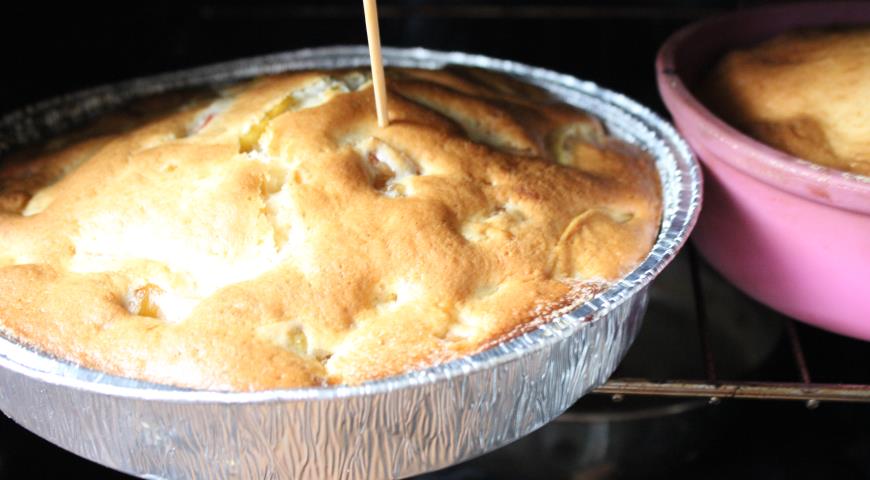 Выпекаем заливной яблочный пирог с корицей в духовке до готовности