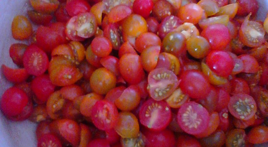 Нарезать помидоры пополам