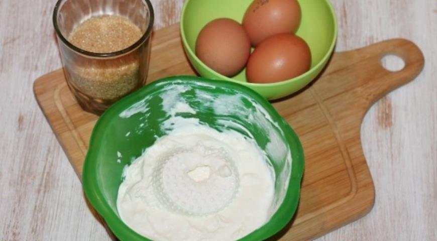 Из мягкого сыра, яиц и сахара готовим начинку для чизкейка