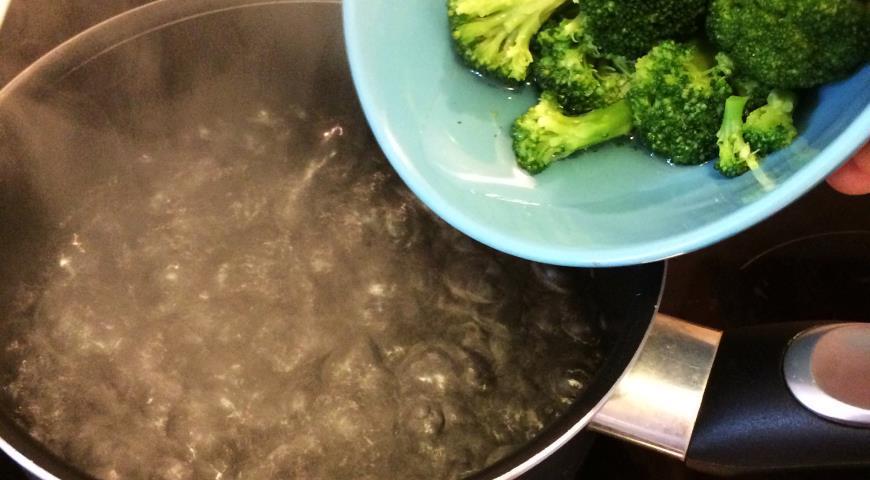 Отварить брокколи и зеленый горошек для пасты
