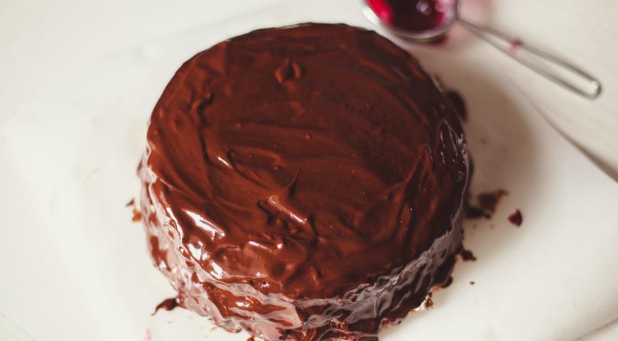 Полить торт растопленным шоколадом