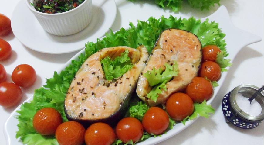 Фото приготовления рецепта: Запеченный лосось под сальсой из зеленого лука, шаг №7