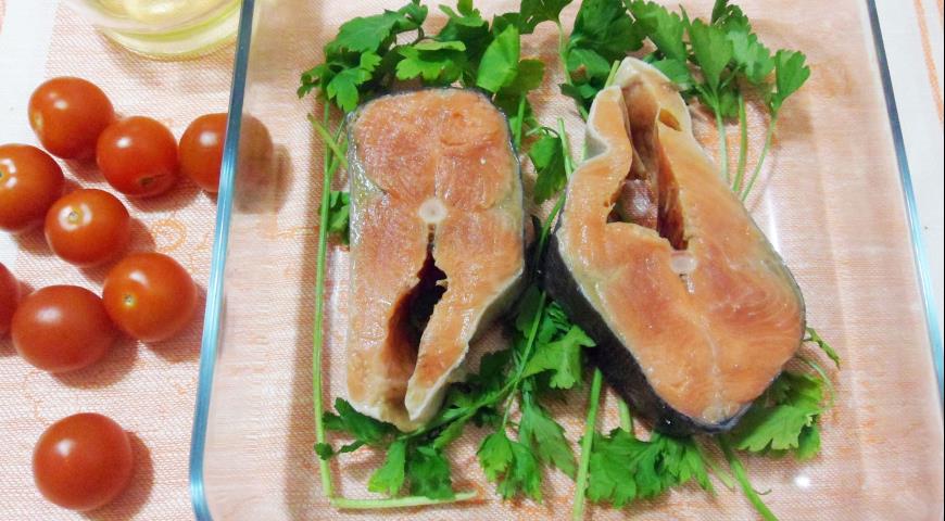 Фото приготовления рецепта: Запеченный лосось под сальсой из зеленого лука, шаг №3