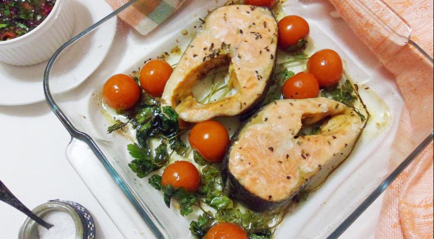 Фото приготовления рецепта: Запеченный лосось под сальсой из зеленого лука, шаг №6