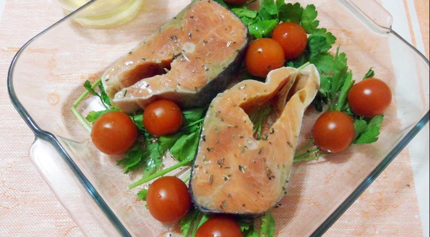Фото приготовления рецепта: Запеченный лосось под сальсой из зеленого лука, шаг №4