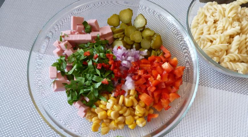 Овощи и колбасу нарезаем мелким кубиком