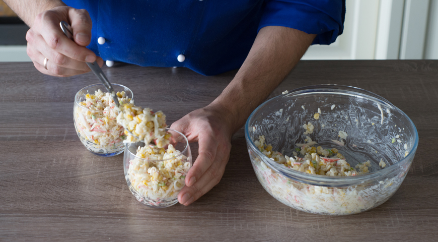 Салат с рисом, кукурузой и крабовыми палочками, разложите салат по порционным стаканчивам