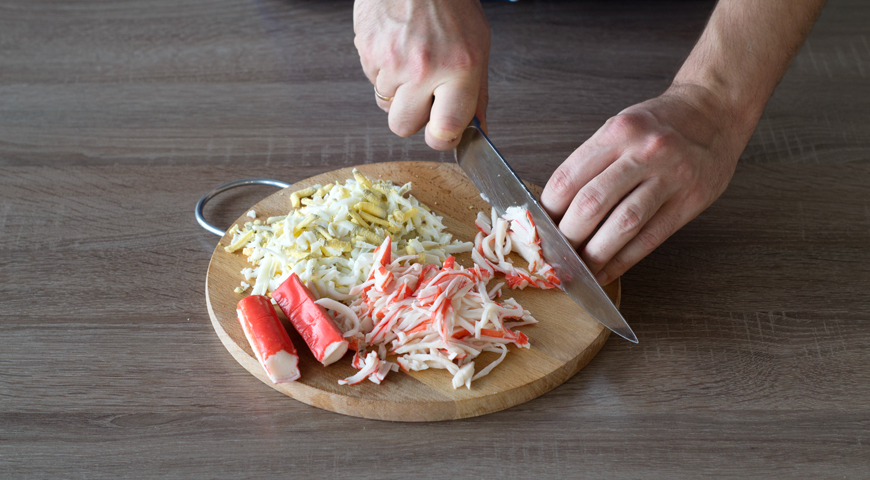 Салат с рисом, кукурузой и крабовыми палочками, крабовые палочки нарежьте соломкой