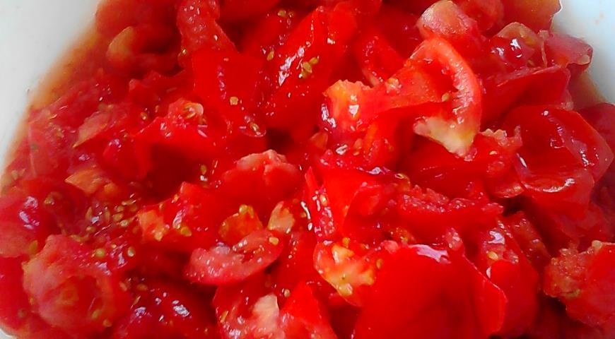 Нарезать помидоры для приготовления салата