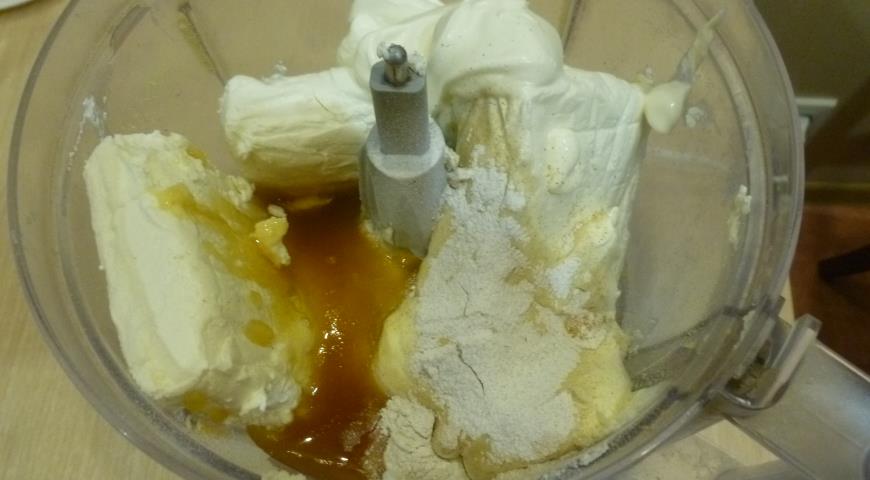 Смешиваем яйца, творог, сметану и мед в однородную массу