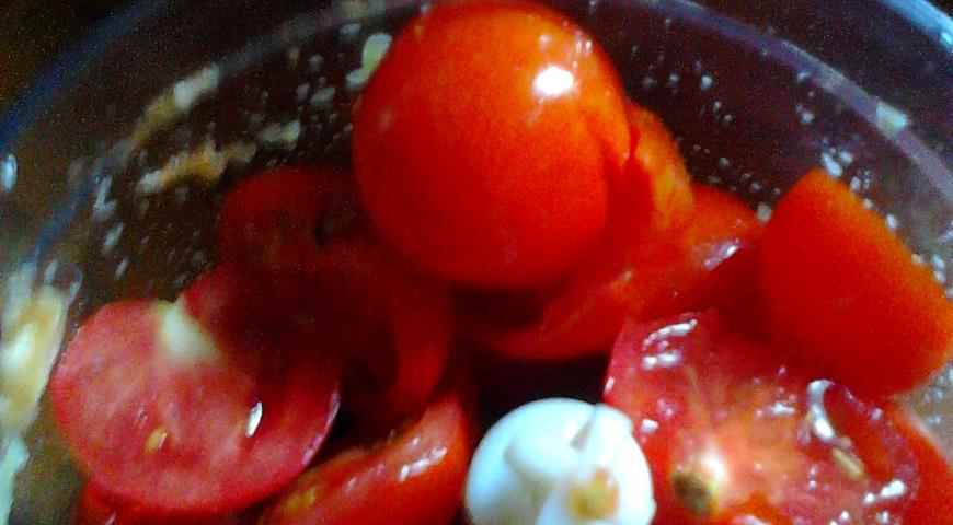 Мелко измельчить помидоры для аджики