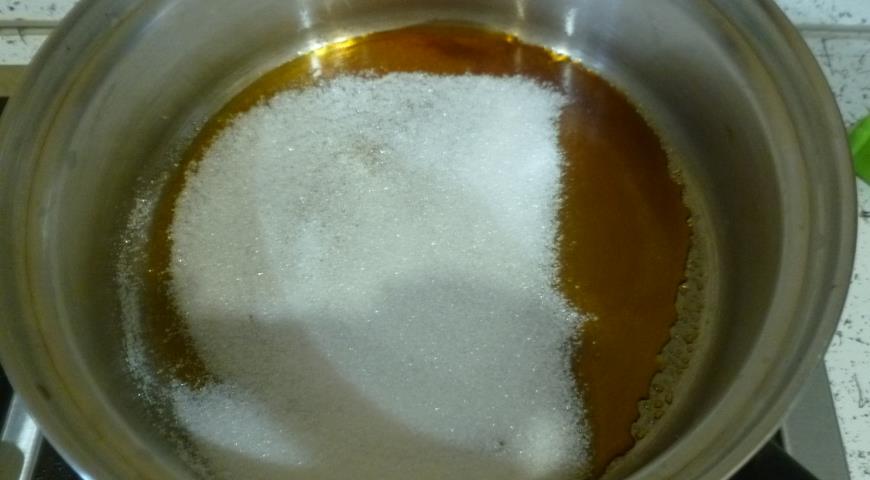 Расплавляем сахар, добавляем остальные ингредиенты для карамели