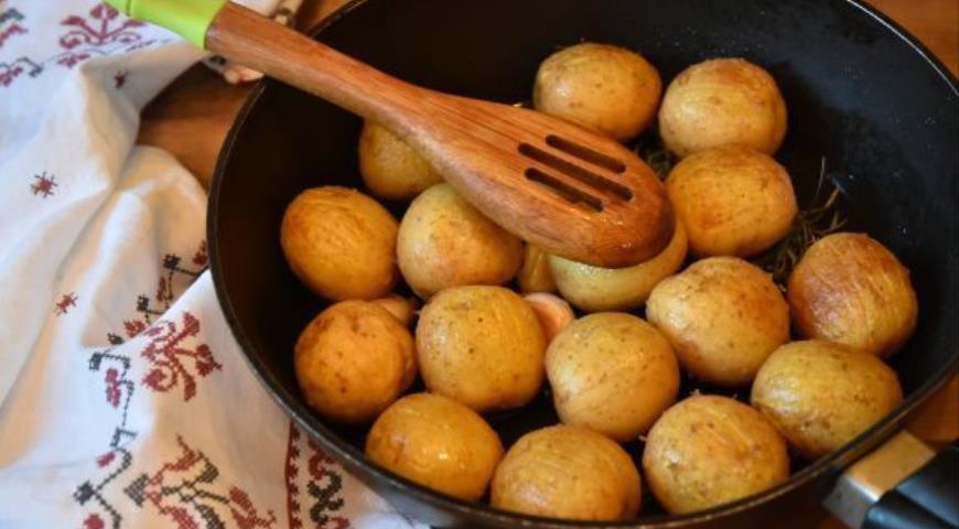 Обжариваем картофельные "орешки на сковороде"