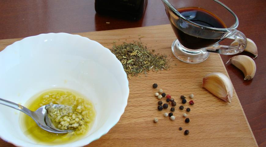 Смешать оливковое масло, чеснок, итальянские травы, молотый перец и соевый соус для салата с киноа и печенью