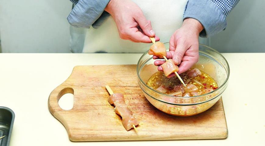Фото приготовления рецепта: Шашлык из курицы в маринаде из пива и меда, шаг №4