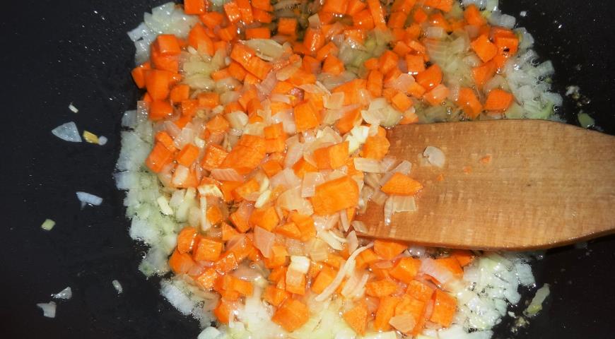 Фото приготовления рецепта: Паэлья с мидиями и овощами, шаг №6