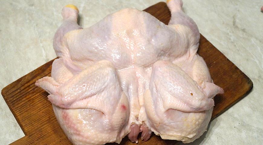 Фото приготовления рецепта: Курица горячего копчения, шаг №3