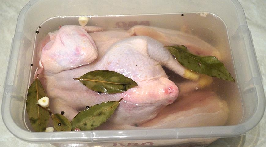 Фото приготовления рецепта: Курица горячего копчения, шаг №4