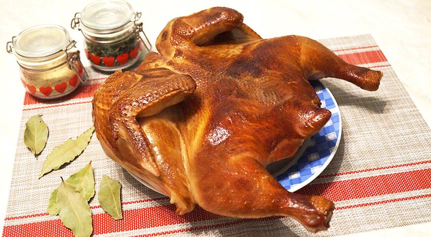 Фото приготовления рецепта: Курица горячего копчения, шаг №5