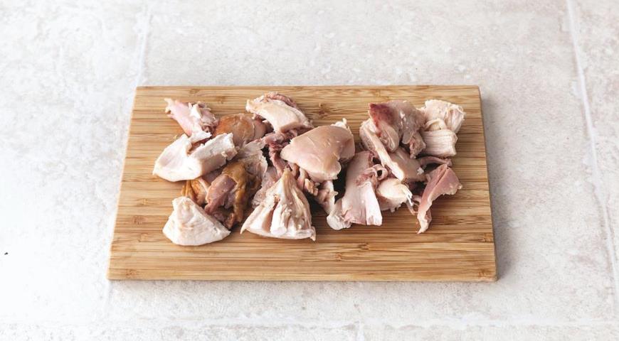 Фото приготовления рецепта: Быстрый салат из гречневой лапши с курицей-гриль, шаг №3