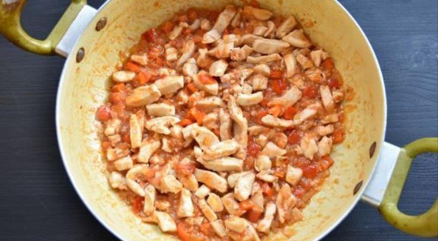 Фото приготовления рецепта: Паэлья с курицей и морепродуктами, шаг №4