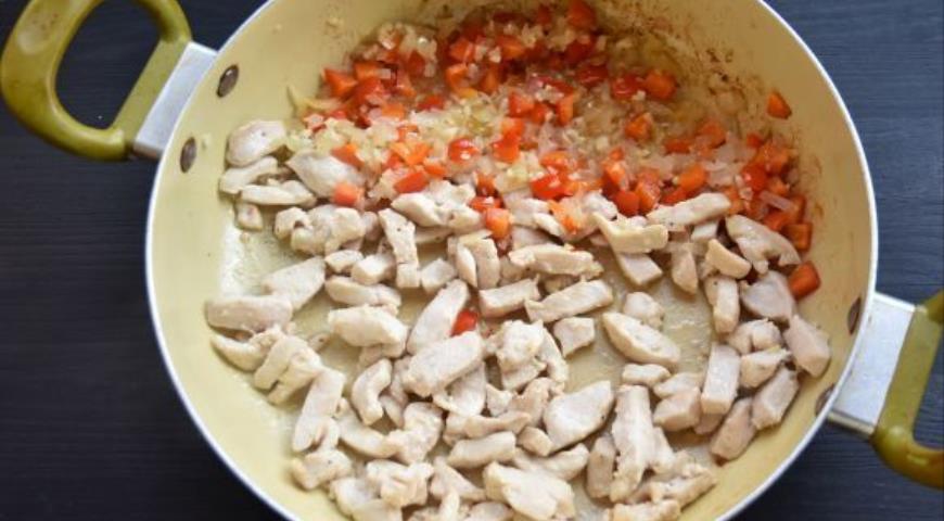 Фото приготовления рецепта: Паэлья с курицей и морепродуктами, шаг №3