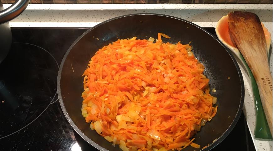 Обжарить на растительном масле морковь и лук, затем добавить в овощной бульон