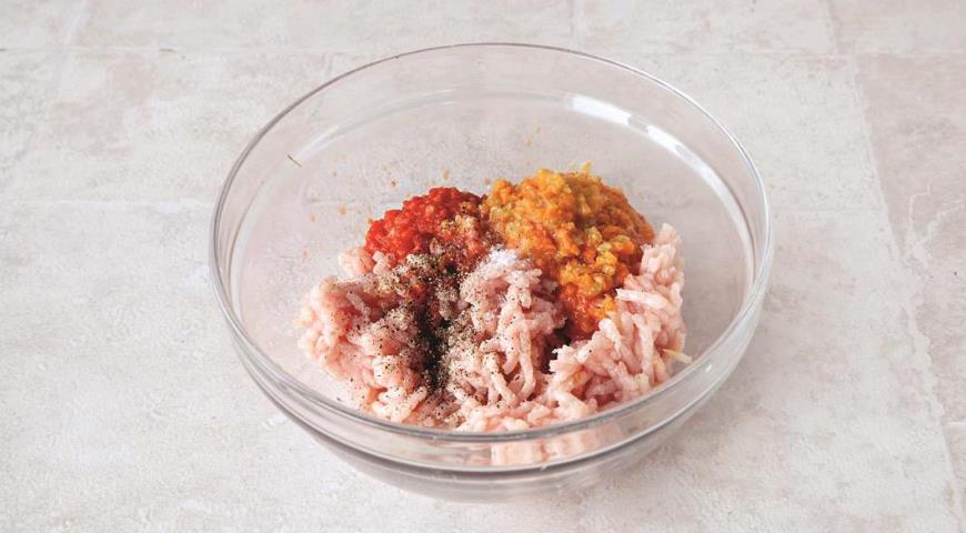 Фото приготовления рецепта: Куриные котлетки с овощами, на пару, шаг №3