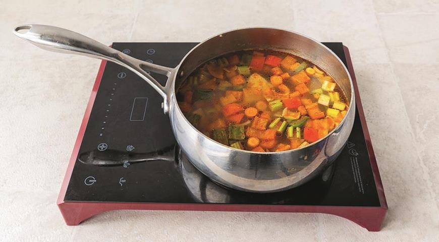 Фото приготовления рецепта: Похлебка из индейки с разноцветными овощами, шаг №5