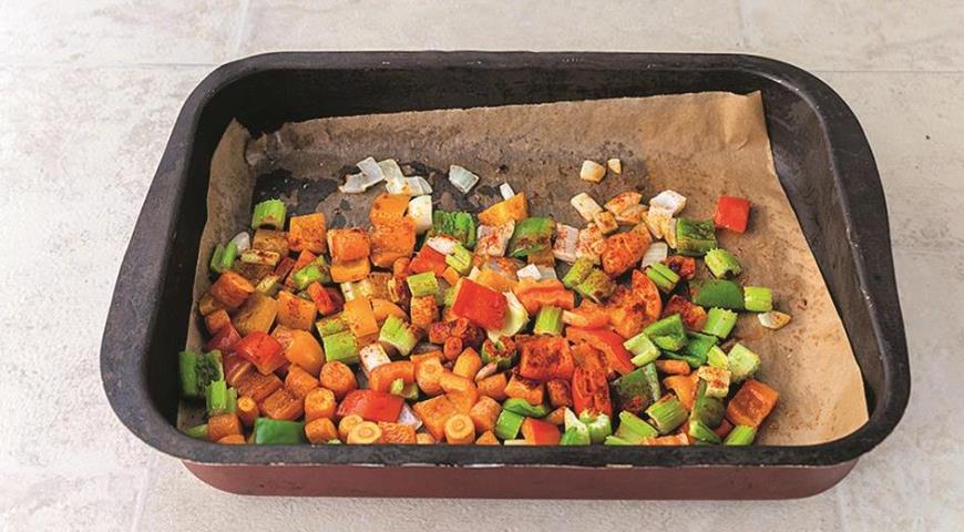 Фото приготовления рецепта: Похлебка из индейки с разноцветными овощами, шаг №3