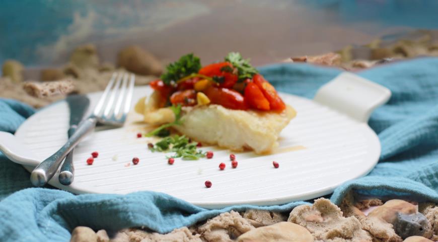 Фото приготовления рецепта: Треска в винном соусе с базиликом и томатами-черри, шаг №3