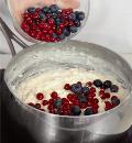 Фото приготовления рецепта: Рисовый пудинг с ягодами и ванилью, шаг №4