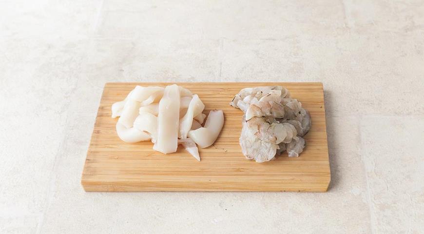 Фото приготовления рецепта: Свекольник с морепродуктами для людей с диабетом, шаг №3